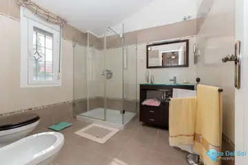 4 bedroom House for Sale in Málaga-104203