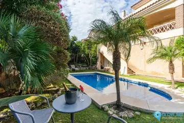 4 bedroom House for Sale in Riviera del Sol