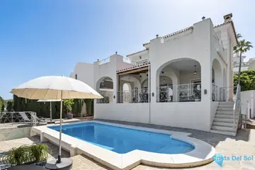 5 bedroom House for Sale in Cerros del Aguila