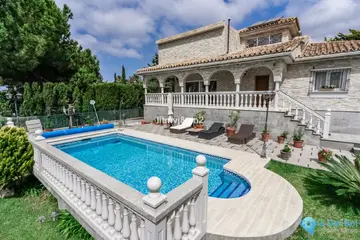 4 bedroom House for Sale in Artola