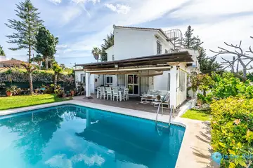 6 bedroom House for Sale in Río Real