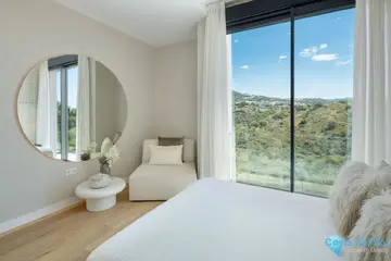 4 - 6 bedroom House for Sale in Marbella-31081