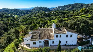 5 bedroom House for Sale in Casares