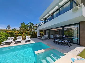 5 bedroom House for Sale in Estepona