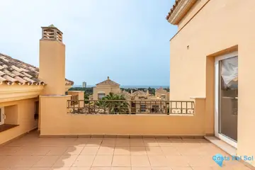 4 bedroom Apartment for Sale in Elviria-32700