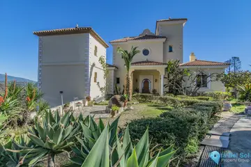 7 bedroom House for Sale in Estepona