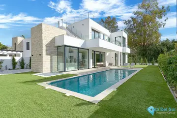4 bedroom House for Sale in Estepona
