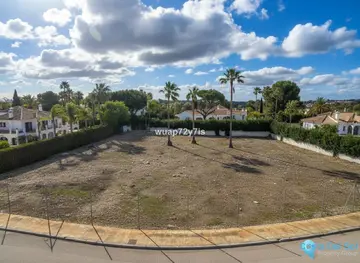 1718m2 Plot for Sale in Guadalmina Baja