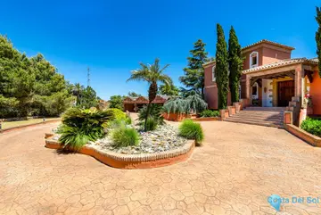 8 bedroom House for Sale in Coín