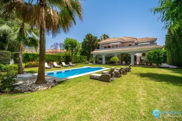 5 bedroom House for Sale in Nueva Andalucía