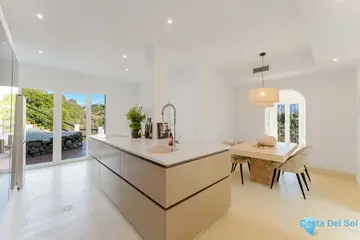 6 bedroom House for Sale in El Madroñal-41498