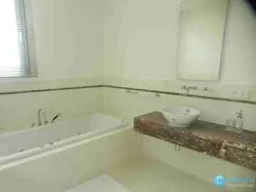 4 bedroom House for Sale in Sierra Blanca-42320