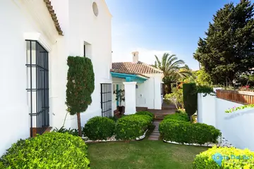 6 bedroom House for Sale in Guadalmina Baja-43240
