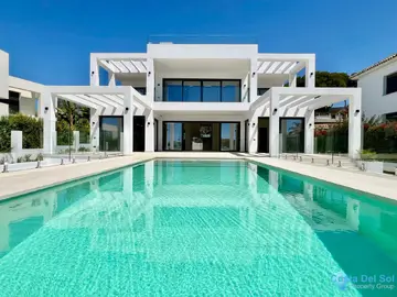 6 bedroom House for Sale in Elviria
