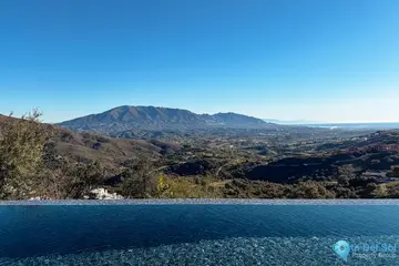 6 bedroom House for Sale in La Mairena-44298