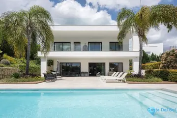 5 bedroom House for Sale in Nueva Andalucía