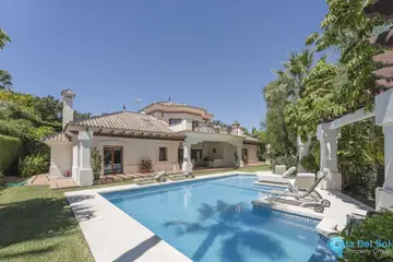 6 bedroom House for Sale in Nueva Andalucía