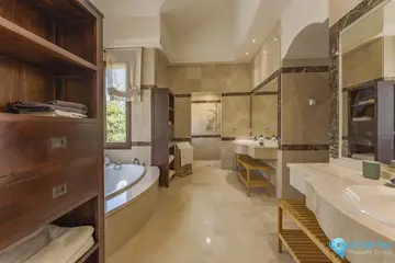 6 bedroom House for Sale in Nueva Andalucía-44916