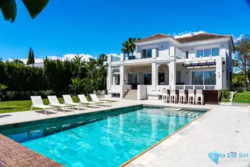 6 bedroom House for Sale in Nueva Andalucía