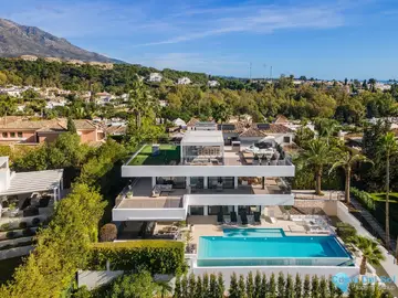 5 bedroom House for Sale in Nueva Andalucía