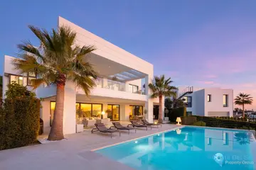 7 bedroom House for Sale in Nueva Andalucía-46071