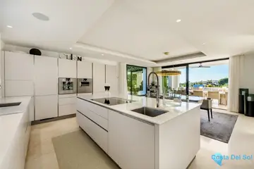 7 bedroom House for Sale in Nueva Andalucía-46086