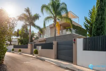 5 bedroom House for Sale in The Golden Mile
