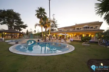 6 bedroom House for Sale in Nueva Andalucía