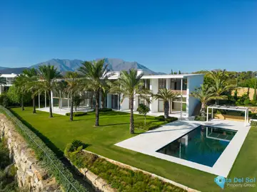 6 bedroom House for Sale in Casares