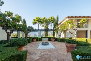 8 bedroom House for Sale in La Zagaleta-48797