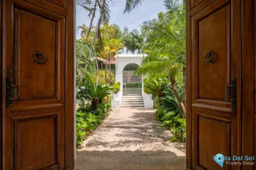 6 bedroom House for Sale in Sierra Blanca-49144