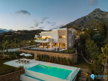 5 bedroom House for Sale in The Golden Mile