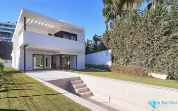 4 bedroom House for Sale in Calanova Golf