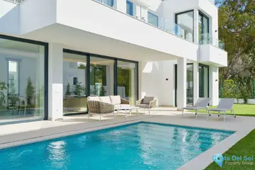 5 bedroom House for Sale in Estepona