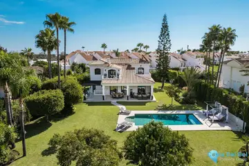6 bedroom House for Sale in Estepona