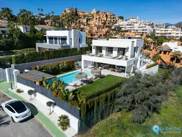 5 bedroom House for Sale in Nueva Andalucía