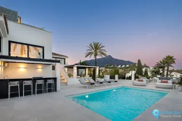 5 bedroom House for Sale in Nueva Andalucía-56370