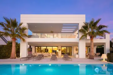7 bedroom House for Sale in Nueva Andalucía