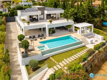 5 bedroom House for Sale in Nueva Andalucía