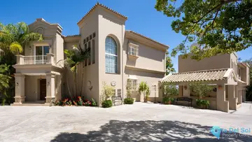 8 bedroom House for Sale in Nueva Andalucía