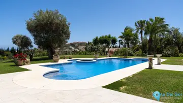 8 bedroom House for Sale in Nueva Andalucía-57390