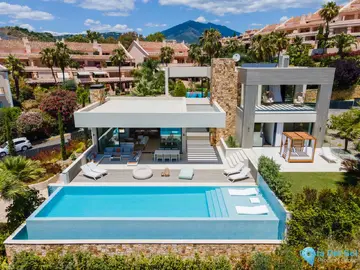 5 bedroom House for Sale in Nueva Andalucía