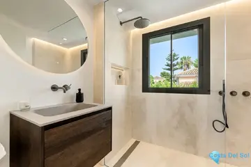5 bedroom House for Sale in The Golden Mile-58078