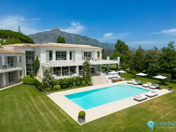 6 bedroom House for Sale in Nueva Andalucía