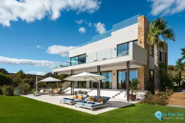 5 bedroom House for Sale in The Golden Mile