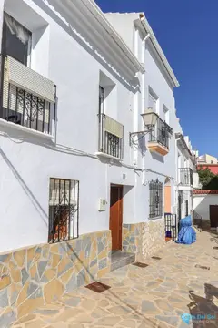 4 bedroom House for Sale in Yunquera