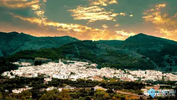 5 bedroom House for Sale in Casarabonela