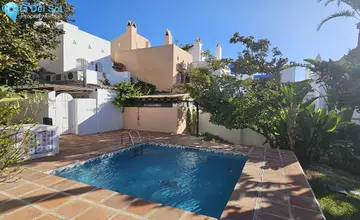 5 bedroom House for Sale in Nueva Andalucía