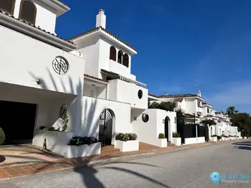 3 bedroom House for Sale in New Golden Mile