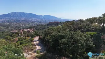 2141m2 Plot for Sale in La Mairena-74710